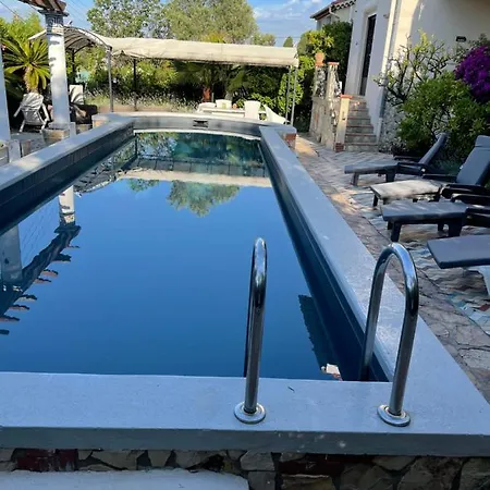 Tres Beau Lumineux Dans Avec Piscine